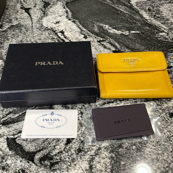 Prada Calf skin leather wallet in sole i l comes with box and cards - Picture 1 of 10